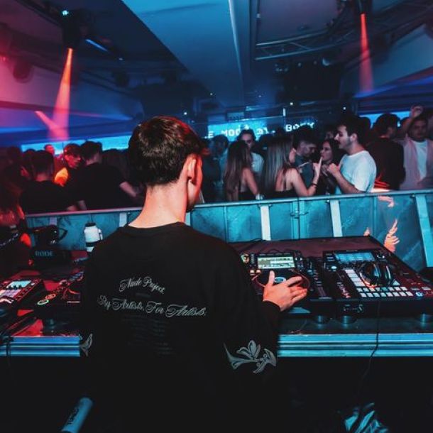 ¡Nuestro DJ en acción!